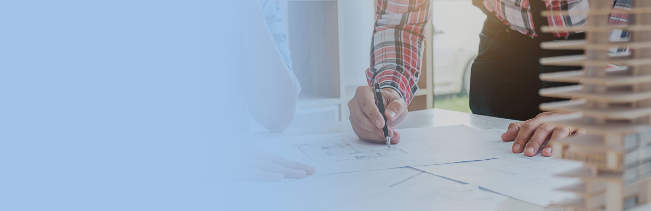 Professioneller Berater, der Strategie auf Papieren mit Stift plant, der personalisierten Service und sorgfältige Planung repräsentiert