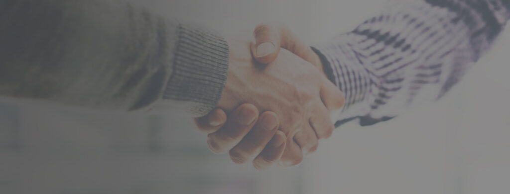 Zwei Geschäftsleute geben sich die Hand, um eine Partnerschaftsvereinbarung zu besiegeln.