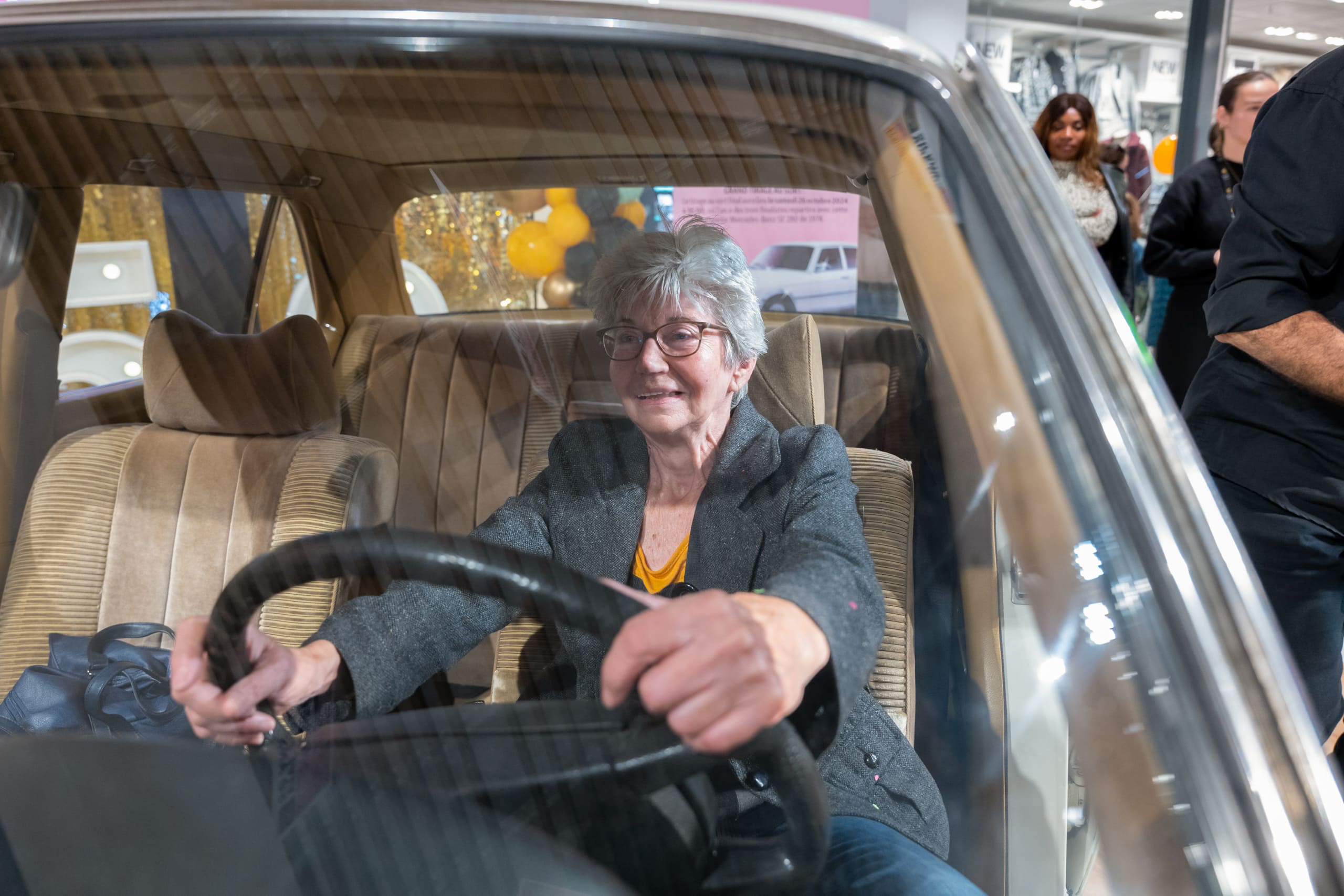 La gagnante de la Mercedes-Benz SE 280, Mme Gottet, dans la voiture.