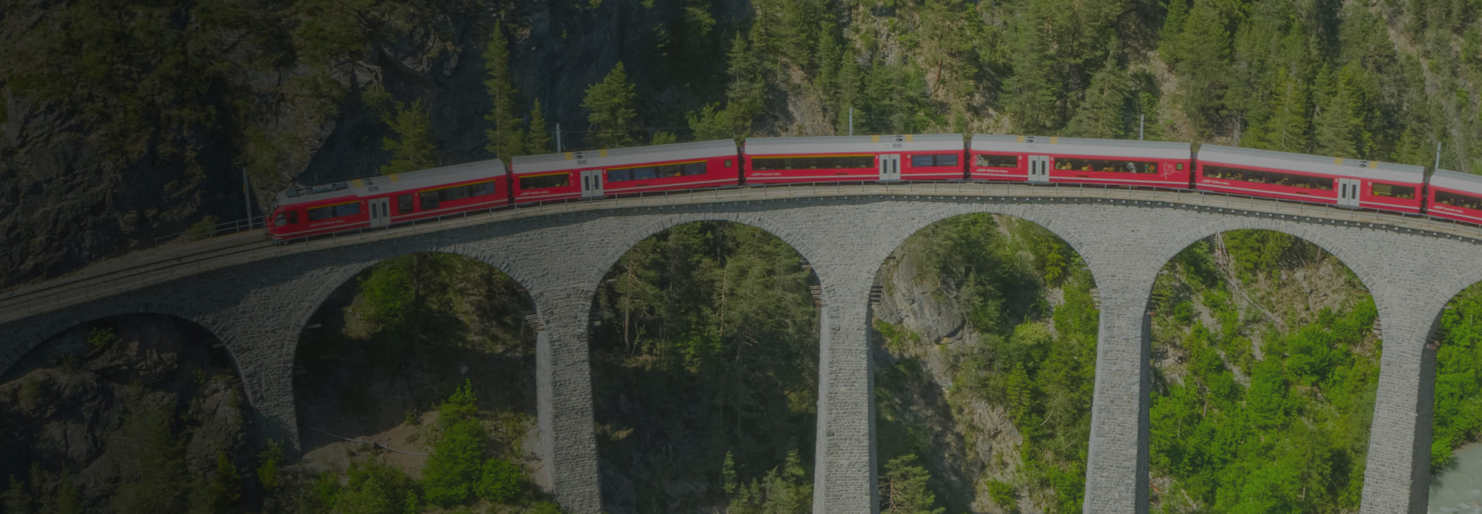 Train de montagne suisse en haute altitude avec des sommets enneigés, représentant la précision et la fiabilité de notre équipe